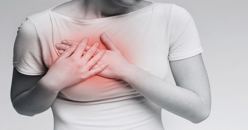 Ngực bị đau khi ấn vào là tình trạng thường gặp của chị em